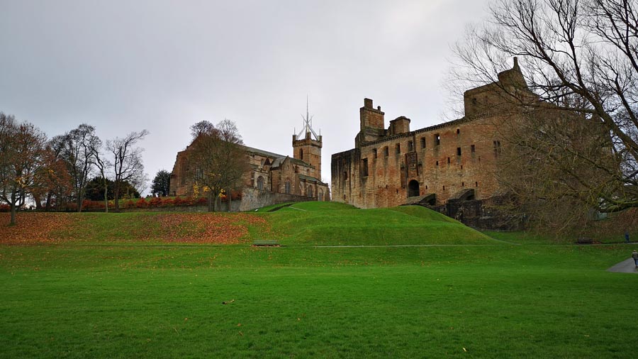 Linlithgow Palace upon the hill